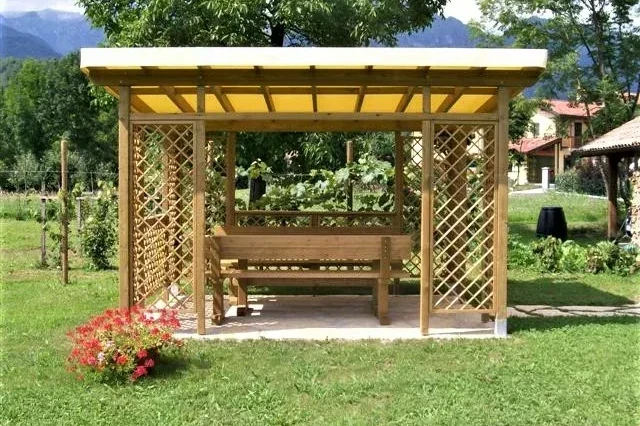 pergola in pino nordico trattato in autoclave con grigliati ad angolo