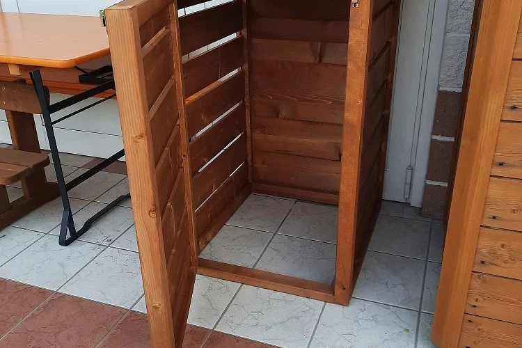 porta rifiuti in legno da esterno