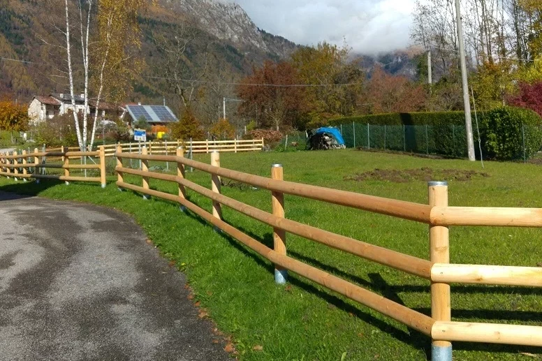 steccato in legno con 3 file di mezzi pali