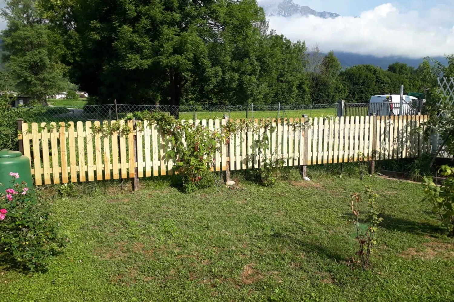 steccato in legno di pino nordico con tavolette verticali