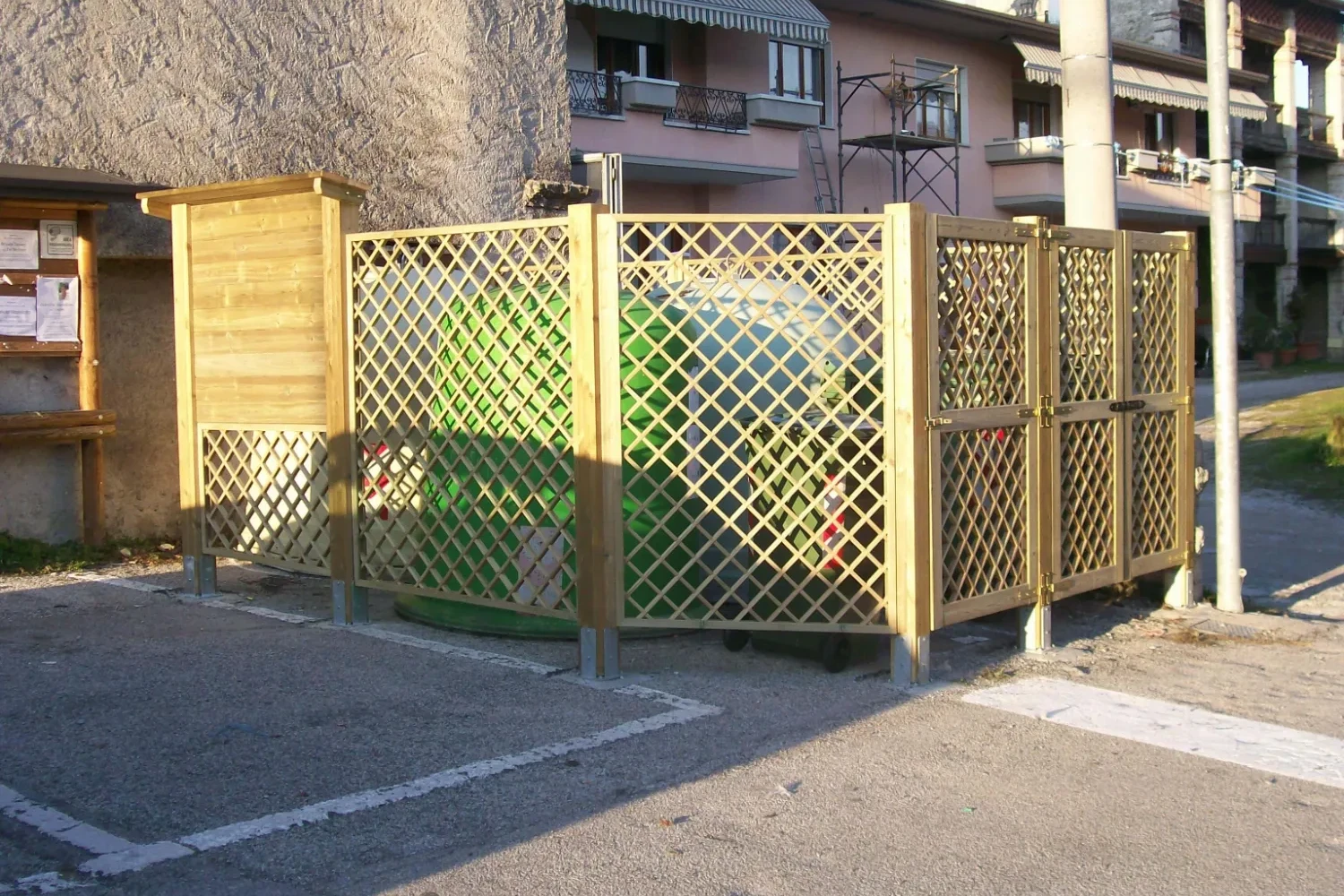 ricovero per cassonetti di legno