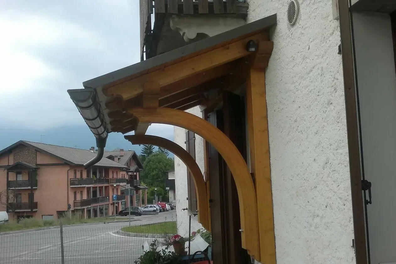 tettuccio di legno sopra porta con archi