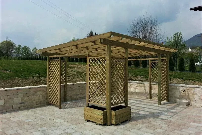 pergola in legno di pino nordico con fioriere
