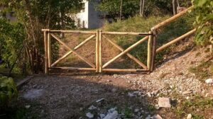 cancello in pali di castagno