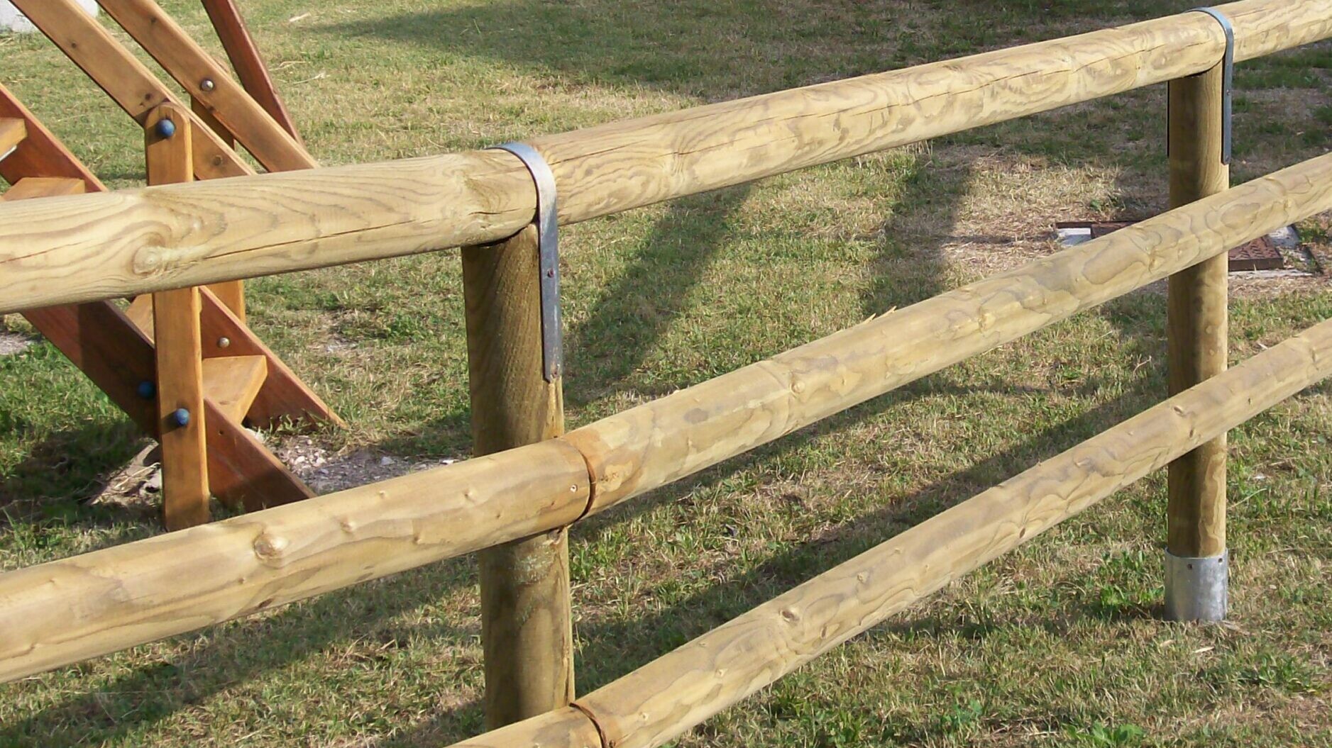 palo in legno di pino nordico con sella