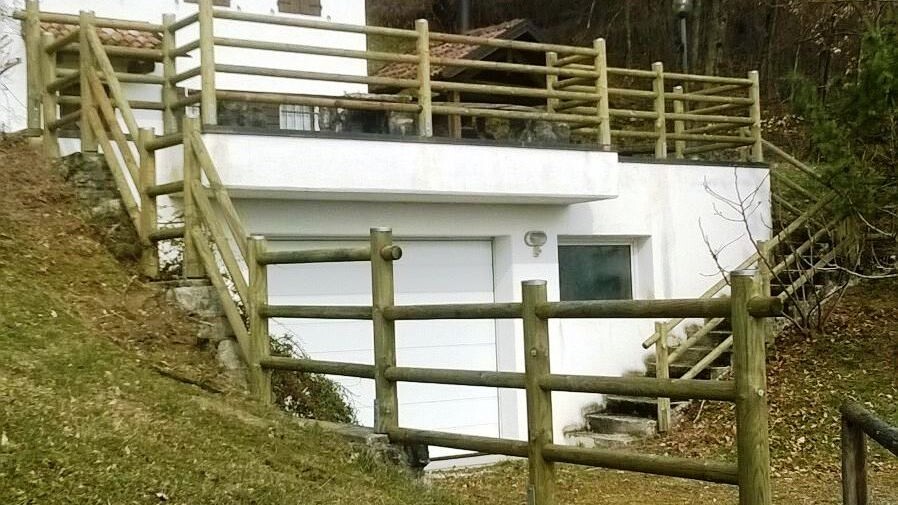 recinzione in legno di pino nordico trattato in autoclave con 3 pali passanti