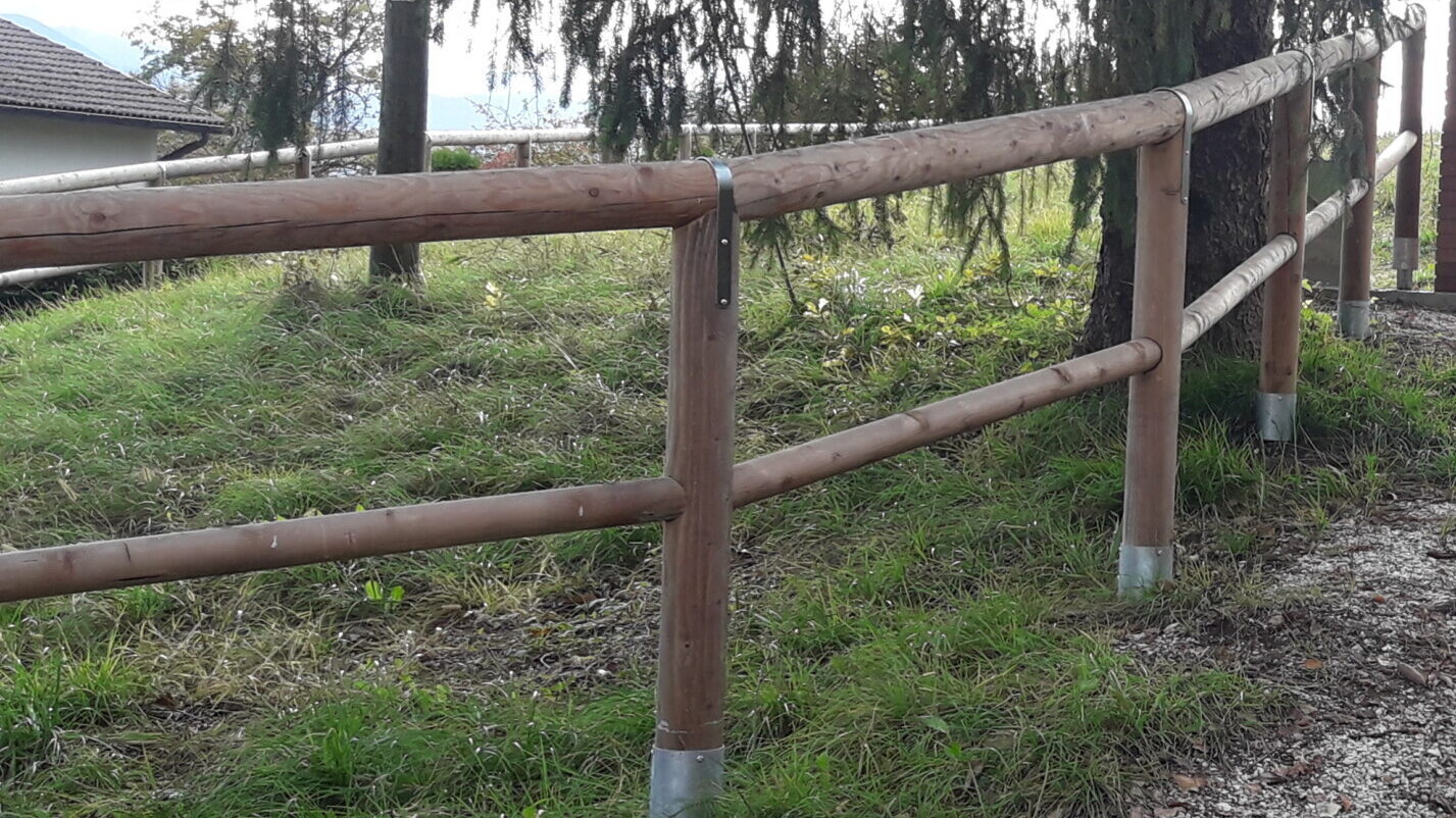 recinzione in legno di pino nordico trattato in autoclave con sella e palo passante