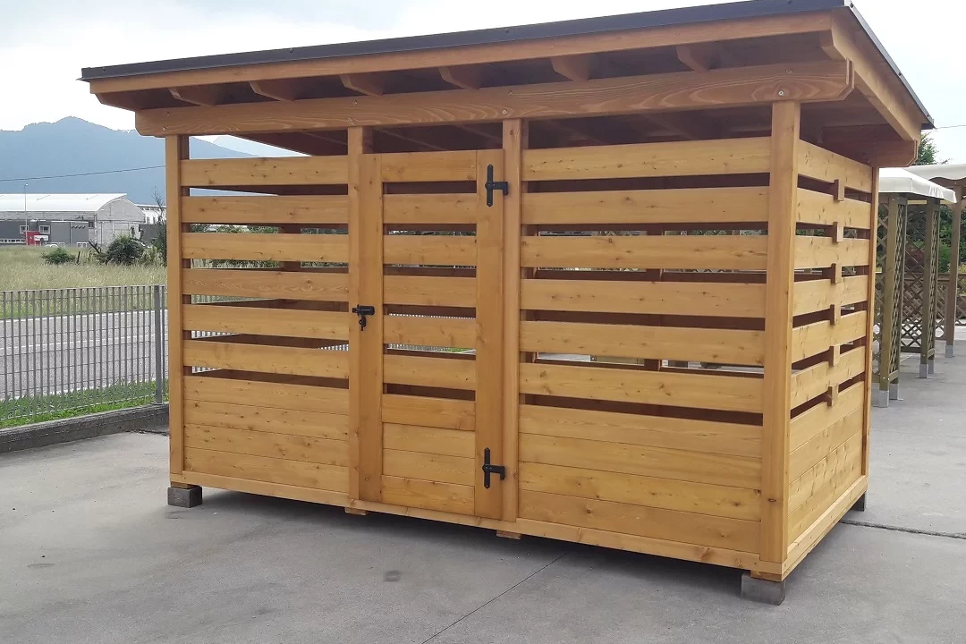 legnaia in legno di larice con porta e tavole intervallate