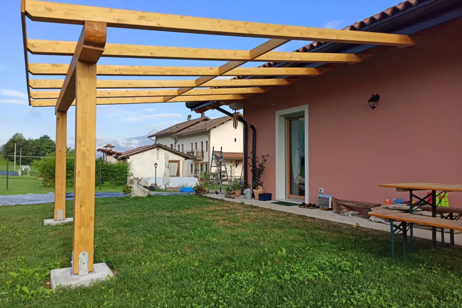 pergola addossata su progetto in legno lamellare
