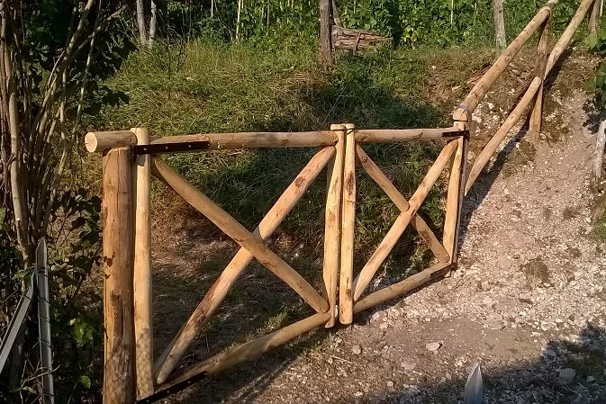 particolare cancello di legno