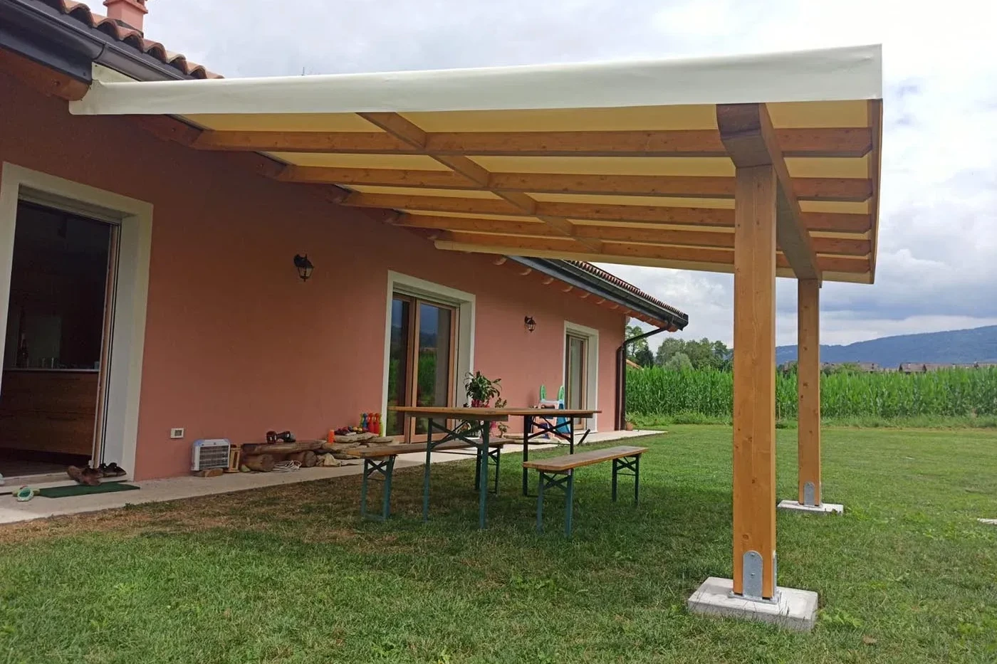 pergola addossata in legno lamellare di abete con telo