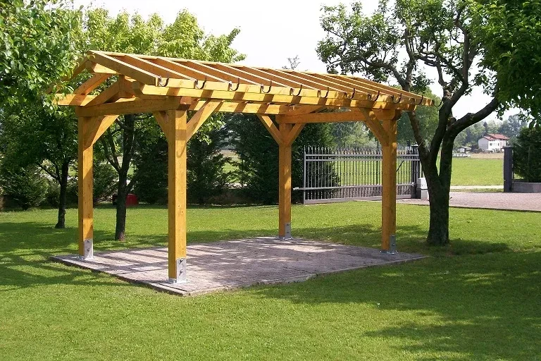 pergola in legno lamellare di abete con tetto a due falde