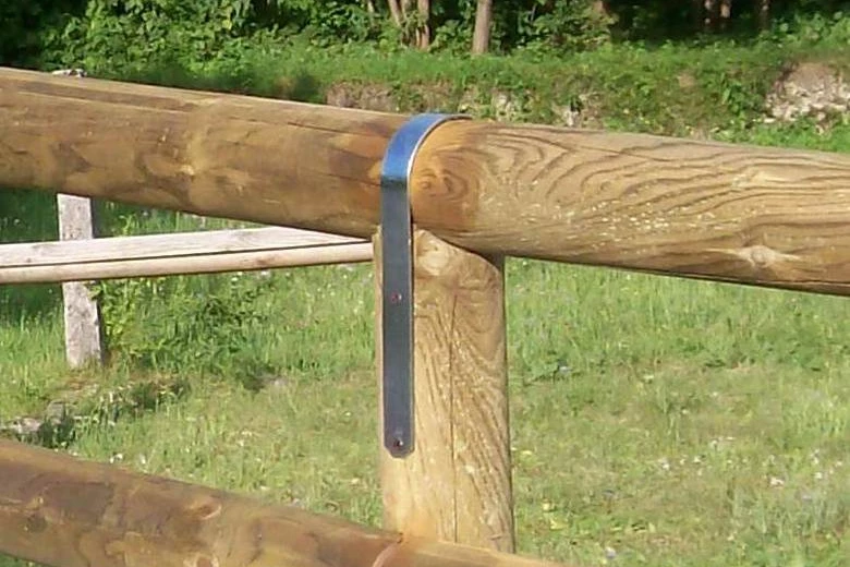 recinzione in legno di pino nordico autoclave particolare fascetta zincata