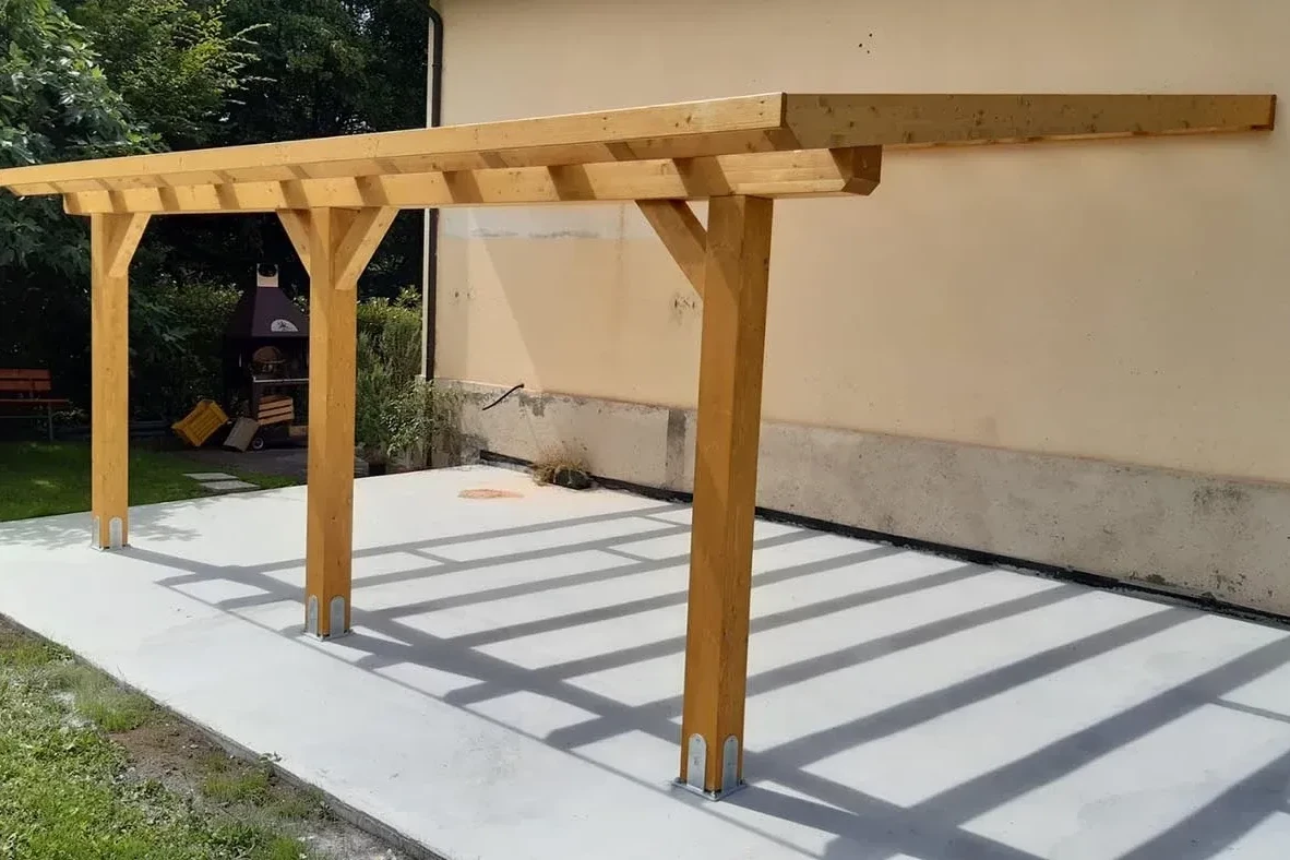 pergola addossata artigianale in legno lamellare
