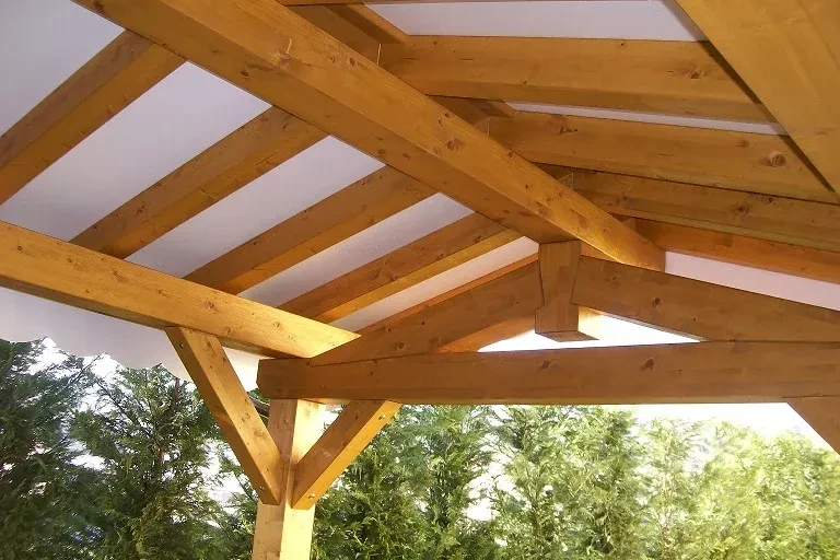 pergola in lamellare di abete con tetto a due falde