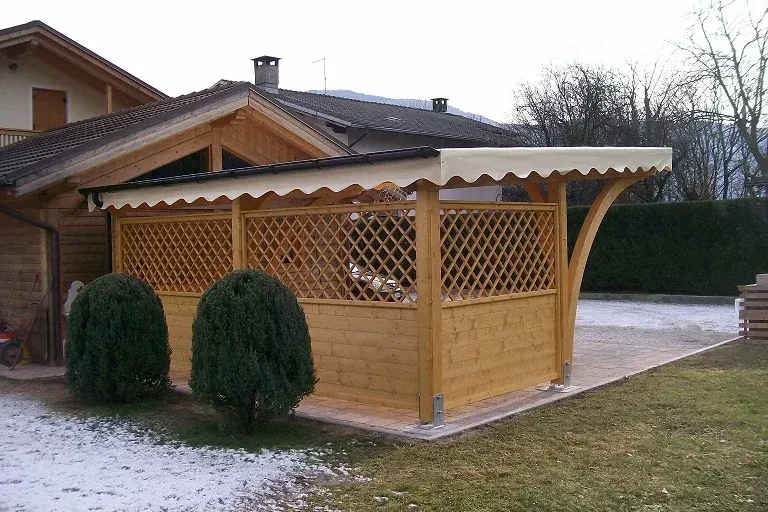 ricovero per due auto con travi in legno e grigliati ai lati