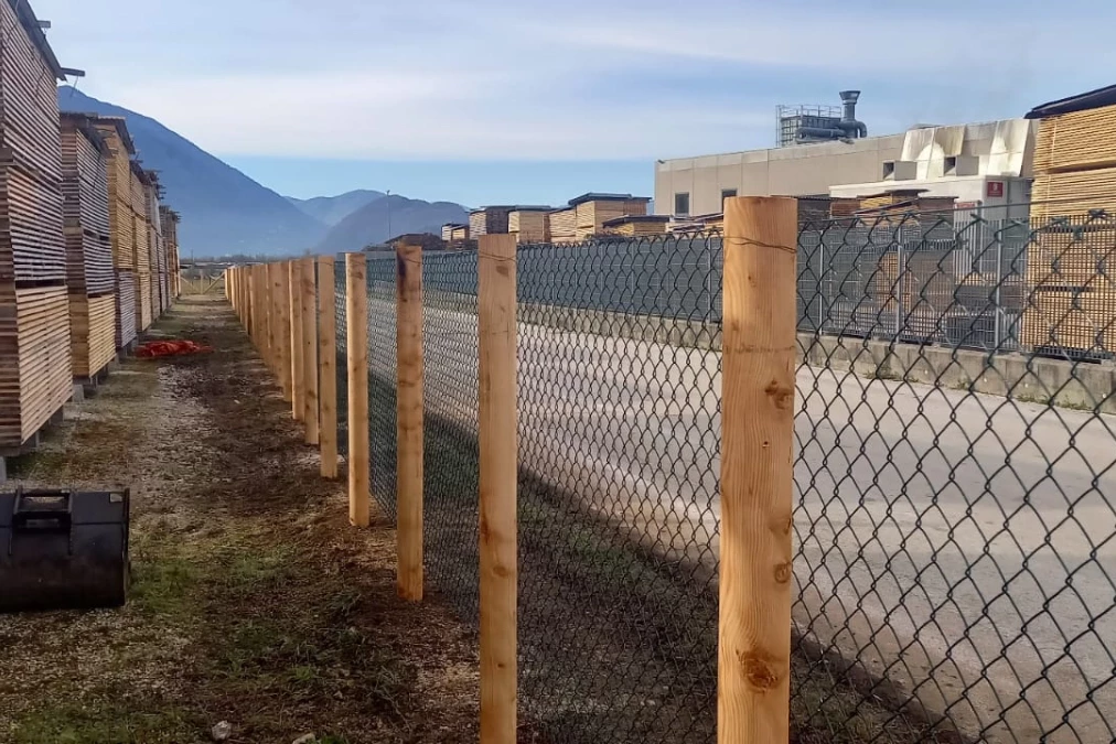 staccionata in legno con pali e rete