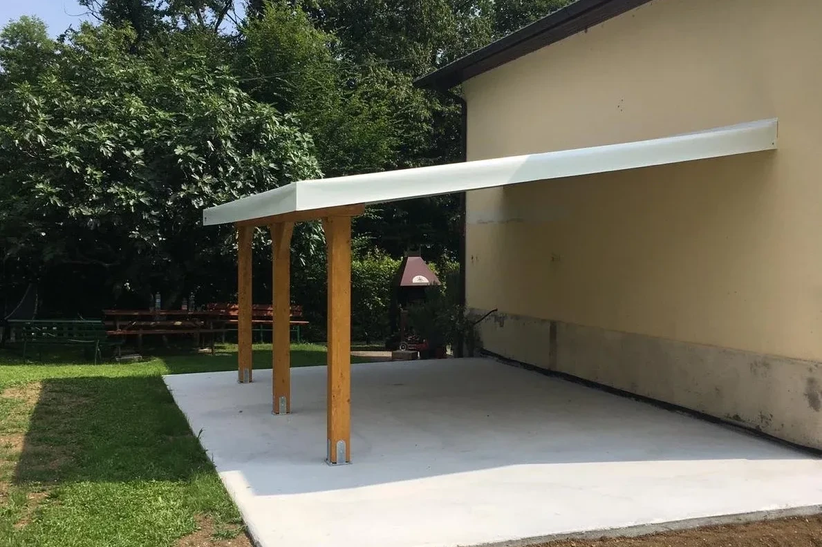 pergola addossata in legno lamellare di abete con telo