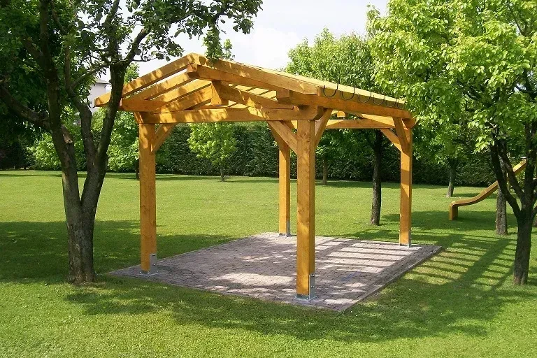 posto auto con tetto a due falde in legno di abete