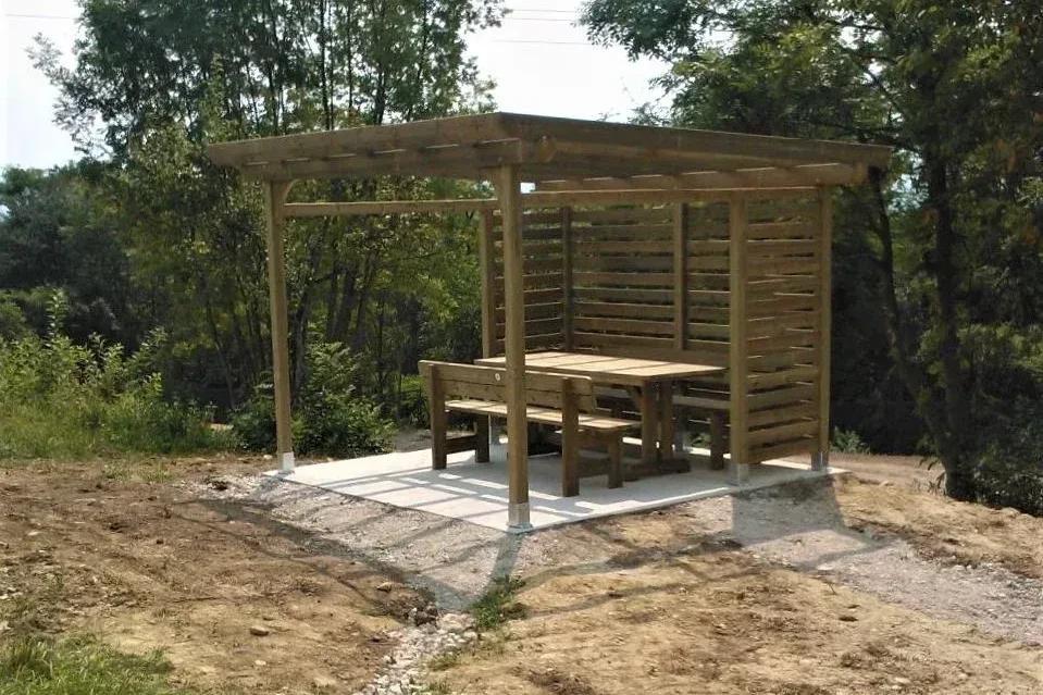 pergola in legno di pino nordico con tavolo e panca