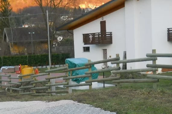 Palizzata in pino nordico con doppia fila di mezzi tronchi