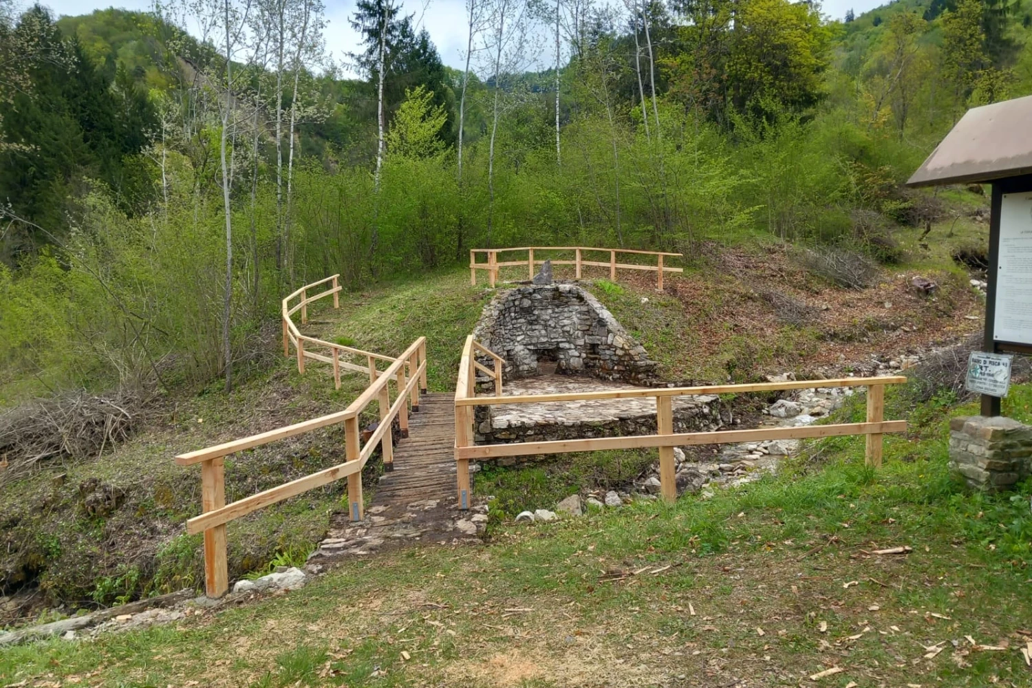 recinzione in legno grezzo