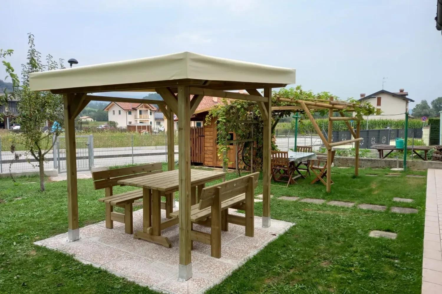 tettoia in pino nordico senza grigliati con tetto e telo