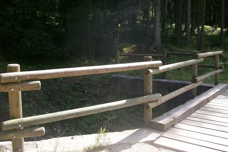 recinzione in legno di pino nordico con 2 file di pali alternati