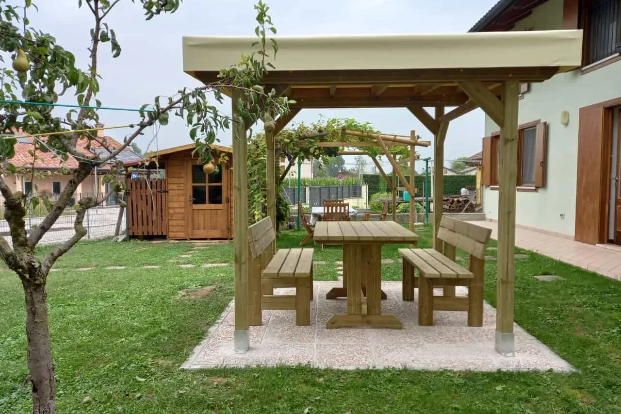 pergola in legno di pino nordico con tetto a una falda