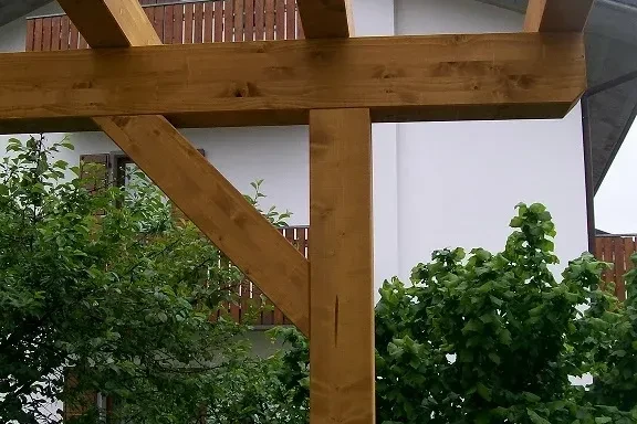 particolare pergola addossata in legno lamellare di abete