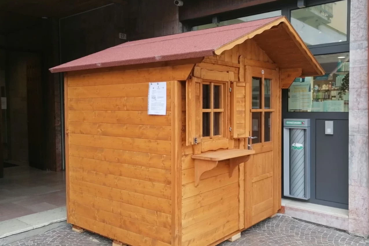 casetta di legno con mensola esterna 200x180