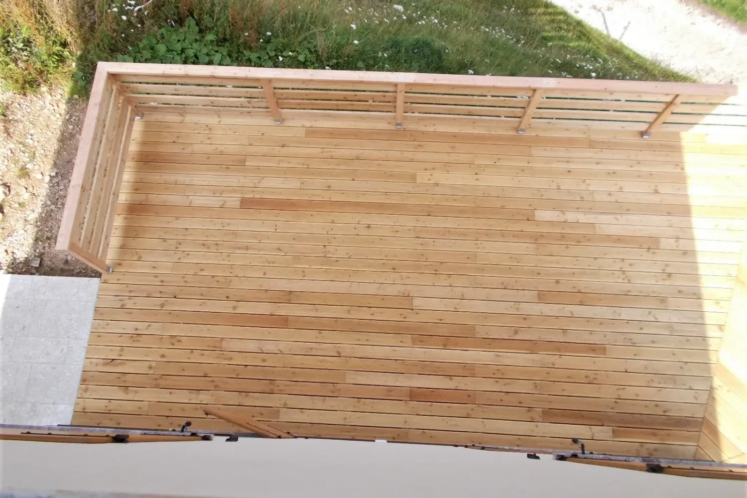 decking in legno di larice con recinzione a tavole piatte su terrazza
