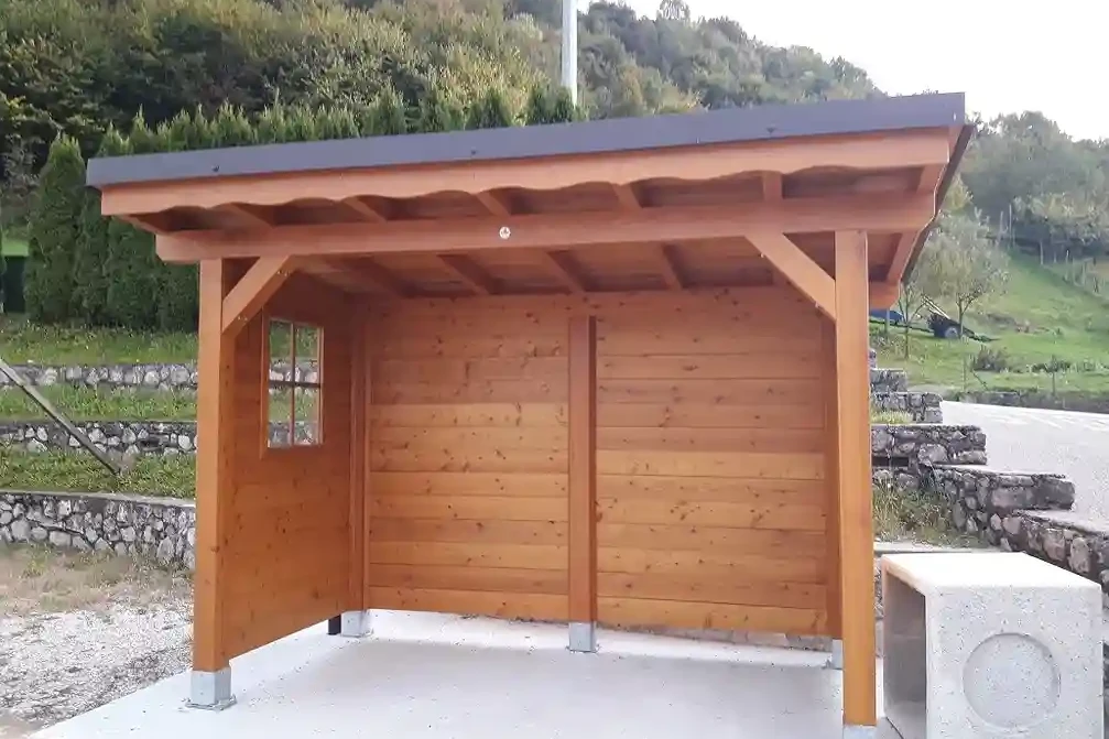 pensilina in larice resistente agli agenti atmosferici