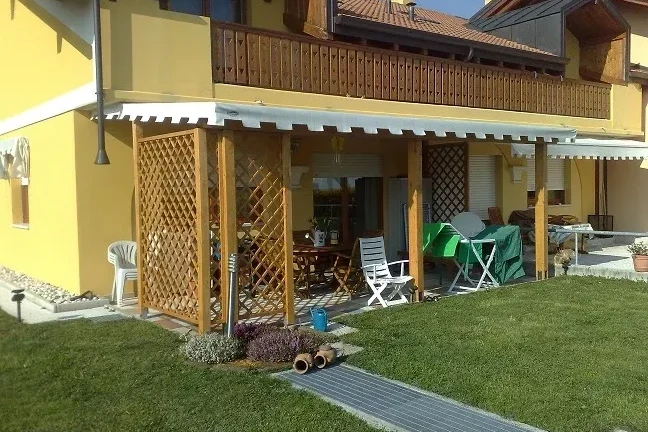 pergola addossata in legno lamellare di abete con telo