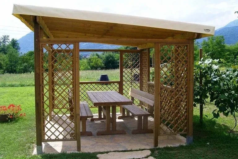 pergola in pino nordico trattato in autoclave con tetto a una falda con telo