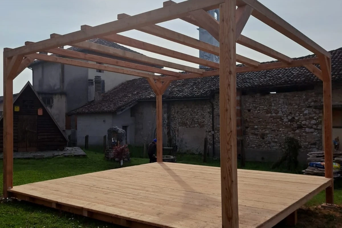 pergola in legno di larice spazzolato