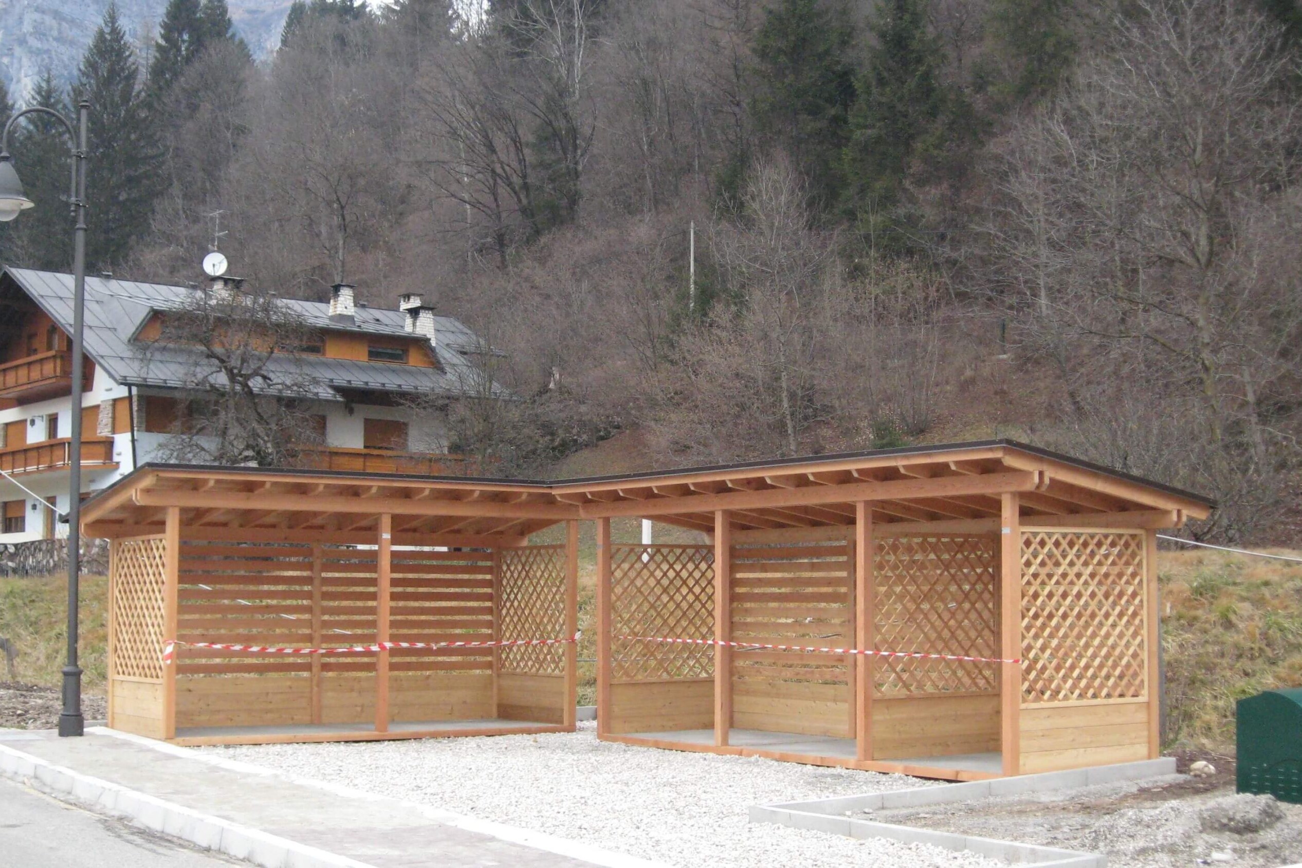 piazzole ecologiche in legno per cassonetti