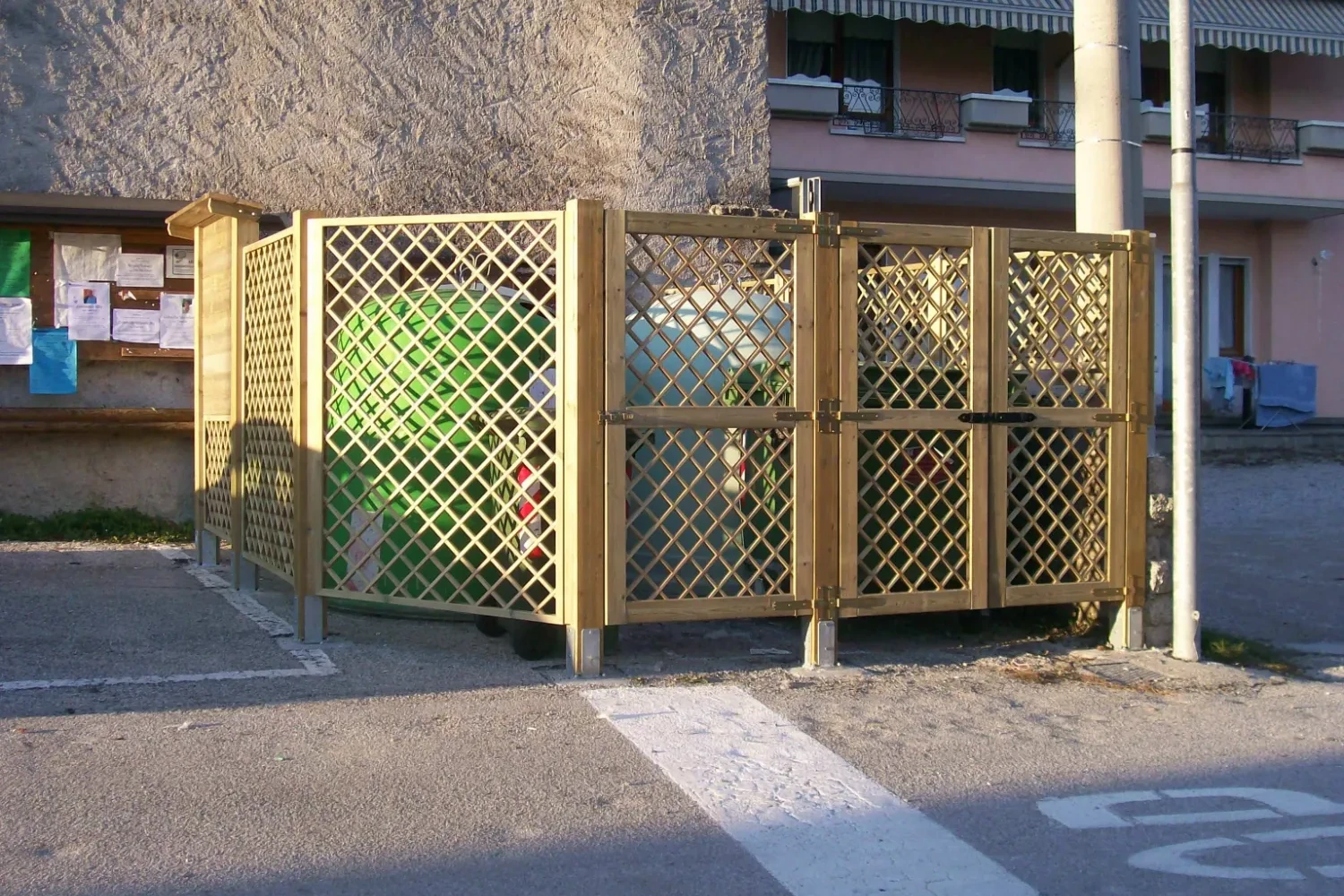 piazzole ecologiche per immondizie in legno