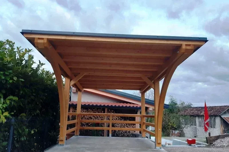 posto auto singolo in abete lamellare con struttura ad archi