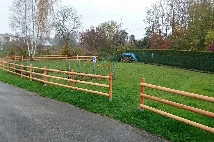 staccionata in legno con 3 file di mezzi pali