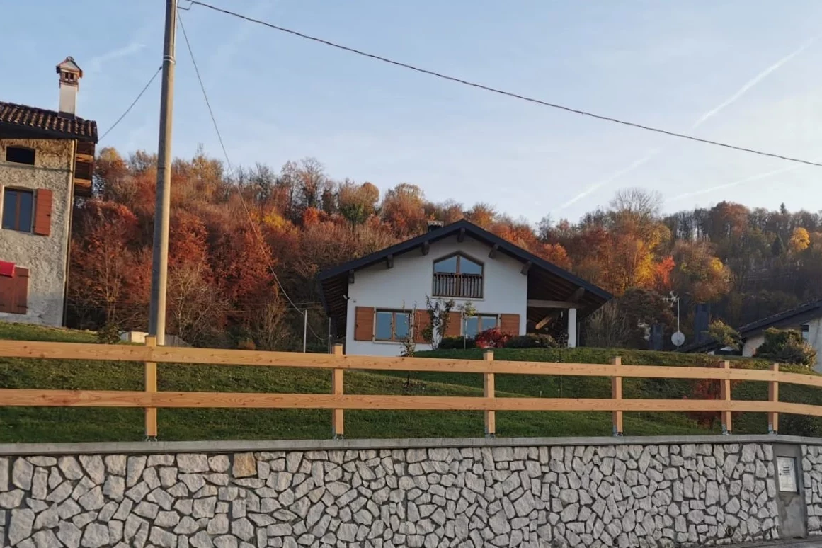 steccato in legno di larice con montanti cm 10x10 e tavole piallate cm 14