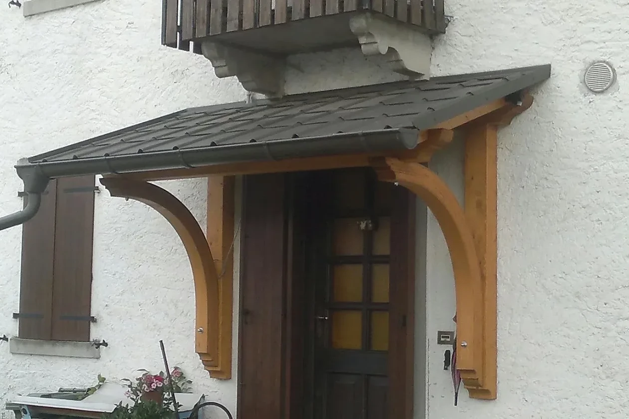 tettuccio in legno sopra porta