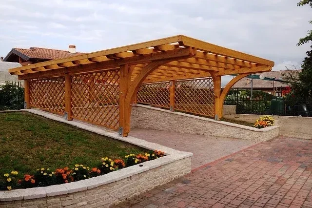copertura per posti auto doppi in legno di abete lamellare con archi
