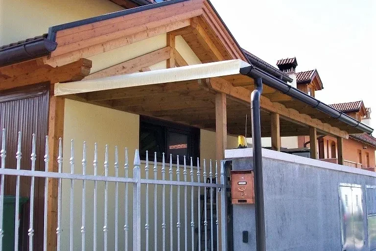 pergola in legno addossata in abete lamellare