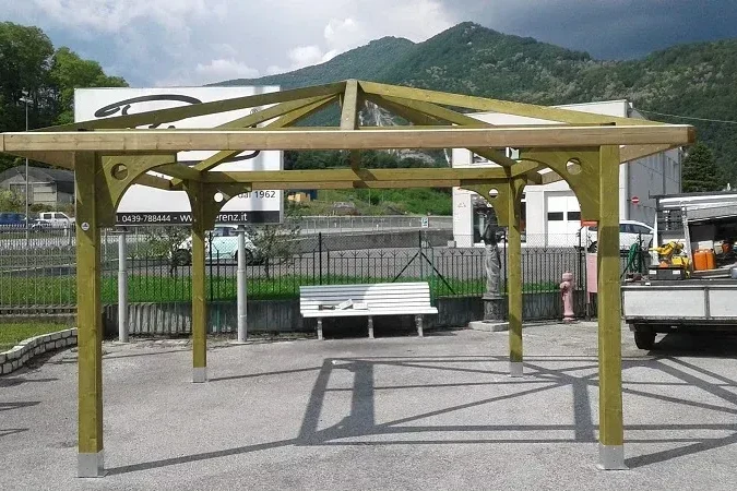 pergola in pino con tetto a quattro falde