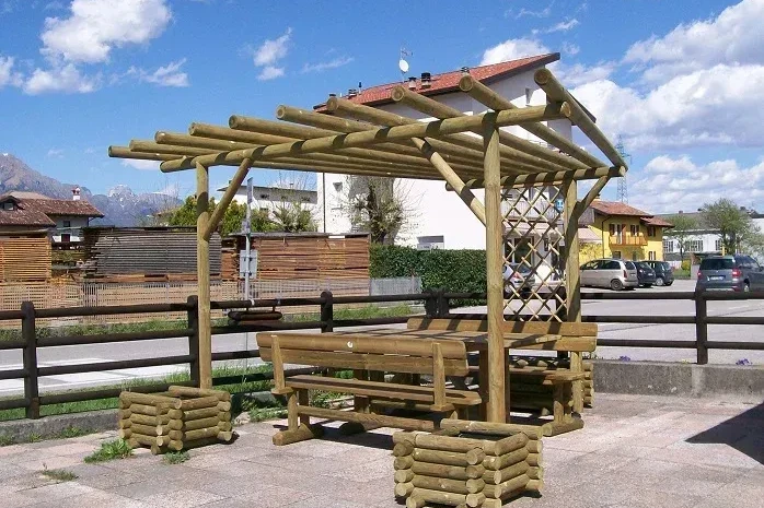 pergola in legno di pino nordico con pali rotondi