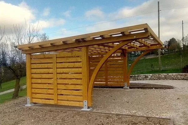 tettoia in legno di abete per due auto con archi
