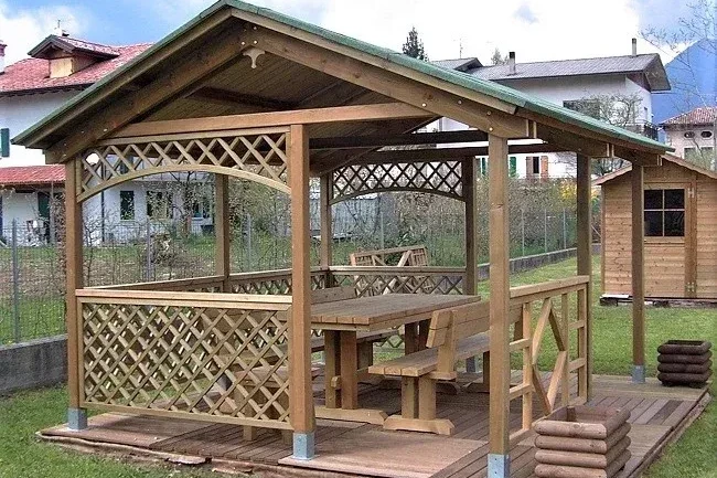 pergola in legno di pino nordico con tetto a due falde