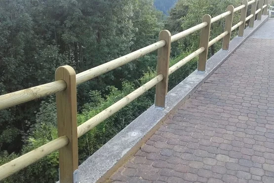 recinzione in legno con tavoloni e 2 file di pali passanti