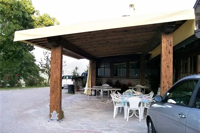 pergola addossata in legno per esterni abete